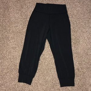 Lululemon like new Align joggers capris size 6
